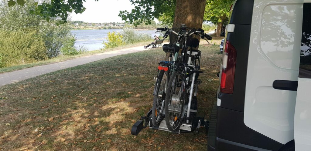 Porte-vélo coulissant fixé à l’arrière d’un Renault trafic.